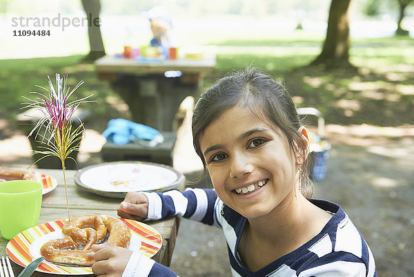 Porträt eines Mädchens  das bei einem Picknick isst  München  Bayern  Deutschland