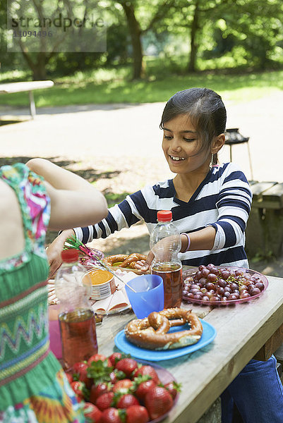Mädchen isst Essen und lächelt beim Picknick  München  Bayern  Deutschland