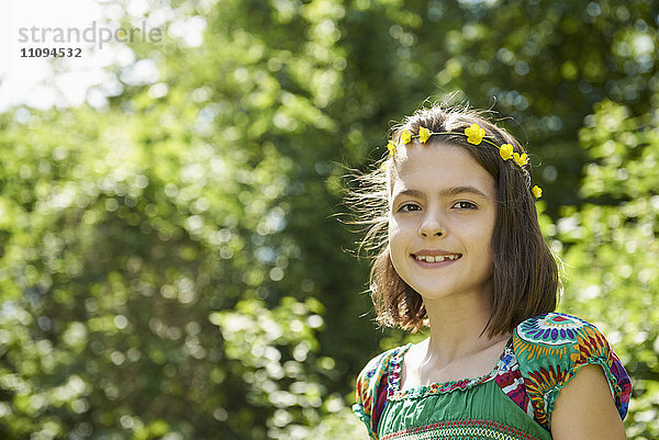 Porträt eines lächelnden Mädchens im Park  München  Bayern  Deutschland