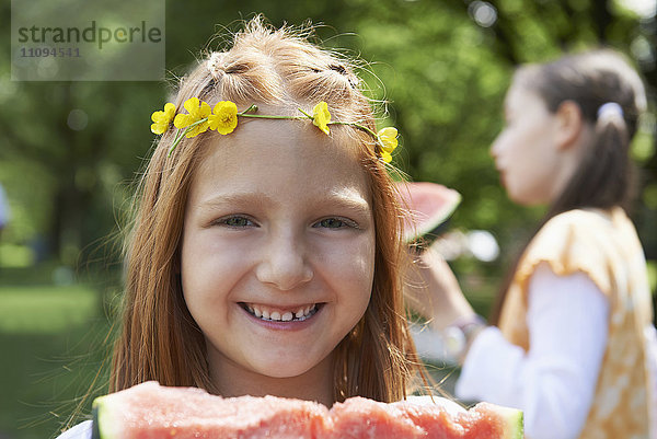 Mädchen genießen Scheiben von Wassermelone beim Picknick  München  Bayern  Deutschland