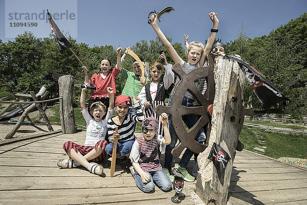 Eine Gruppe von Kindern spielt auf einem Piratenschiff auf einem Abenteuerspielplatz  Bayern  Deutschland