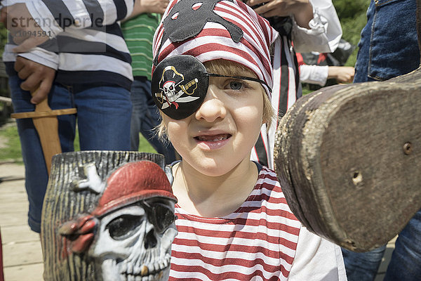 Porträt eines als Pirat verkleideten Jungen auf einem Piratenschiff  hinter dem seine Freunde stehen  Bayern  Deutschland