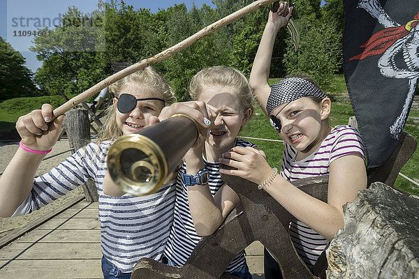 Drei Mädchen spielen auf einem Piratenschiff auf einem Abenteuerspielplatz  Bayern  Deutschland