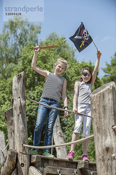 Zwei Mädchen spielen auf einem Piratenschiff auf einem Abenteuerspielplatz  Bayern  Deutschland