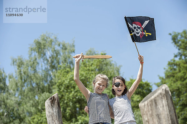 Zwei Mädchen spielen auf einem Piratenschiff auf einem Abenteuerspielplatz  Bayern  Deutschland