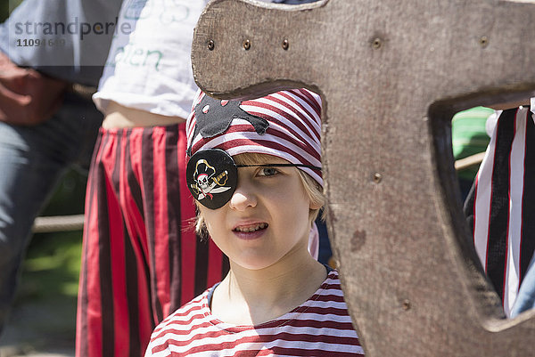 Als Pirat verkleideter Junge auf einem Spielplatz  Bayern  Deutschland