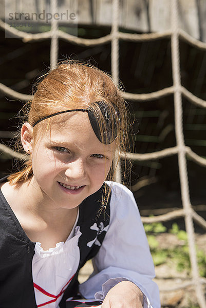 Porträt eines lächelnden Mädchens auf einem Spielplatz  Bayern  Deutschland