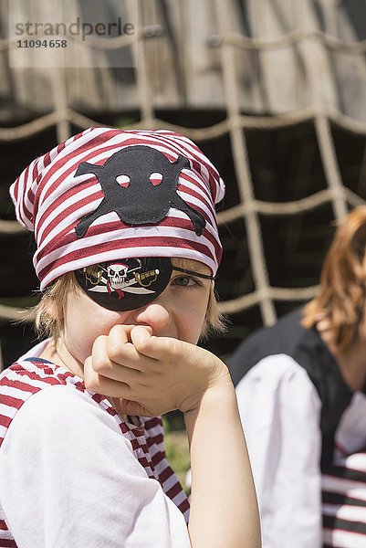 Porträt eines als Pirat verkleideten Jungen auf einem Abenteuerspielplatz  Bayern  Deutschland