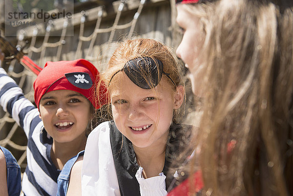 Drei lächelnde Mädchen auf einem Spielplatz  Bayern  Deutschland