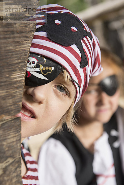 Als Pirat verkleideter Junge spielt auf einem Spielplatz  Bayern  Deutschland