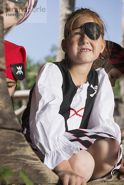 Als Pirat verkleidetes Mädchen spielt mit ihren Freunden auf einem Spielplatz  Bayern  Deutschland