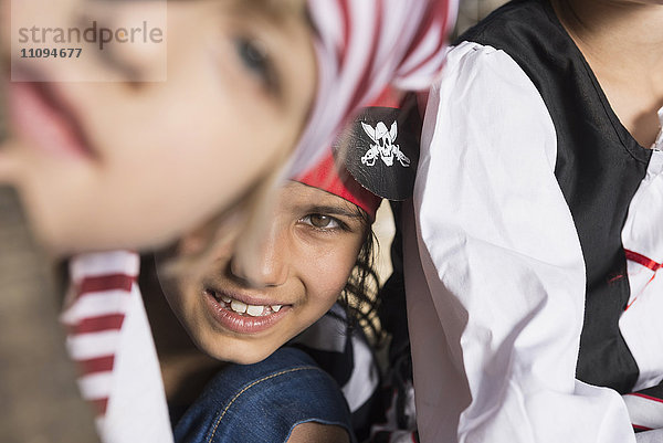 Porträt eines Mädchens  das mit seinen Freunden auf einem Spielplatz spielt  Bayern  Deutschland