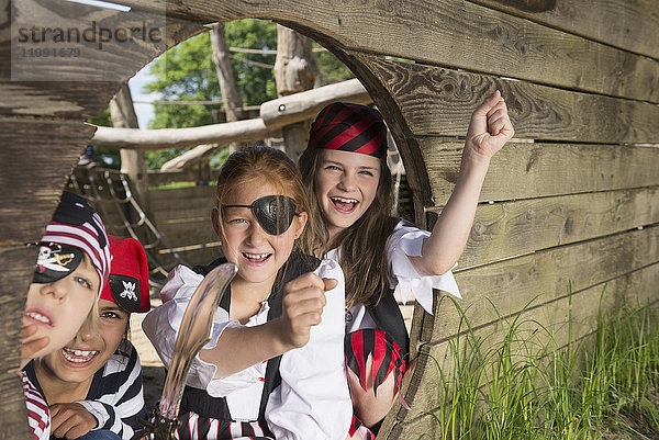 Kinder spielen auf einem Piratenschiff auf einem Abenteuerspielplatz  Bayern  Deutschland