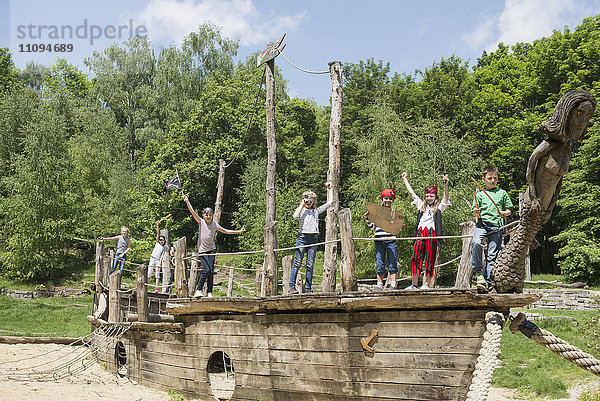 Eine Gruppe von Kindern spielt auf einem Piratenschiff auf einem Abenteuerspielplatz  Bayern  Deutschland