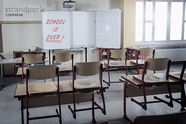 Tische und Stühle in einem leeren Klassenzimmer  Bayern  Deutschland