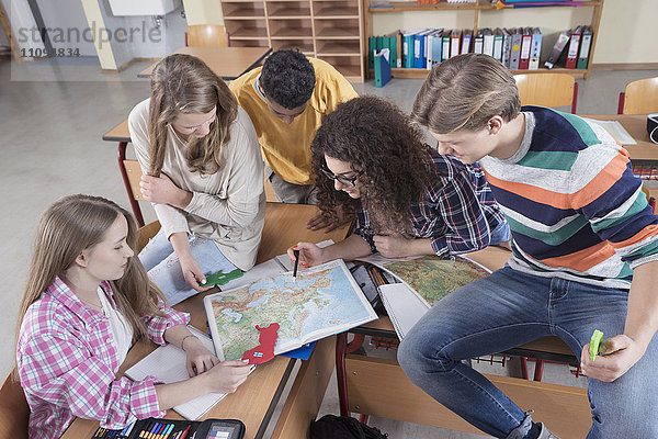 Studenten suchen in einem Klassenzimmer in einer Karte  Bayern  Deutschland