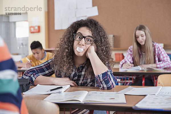 Universitätsstudent bläst Kaugummi im Klassenzimmer  Bayern  Deutschland