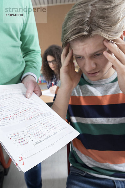 Trauriger Student beim Blick auf sein Testergebnis  Bayern  Deutschland