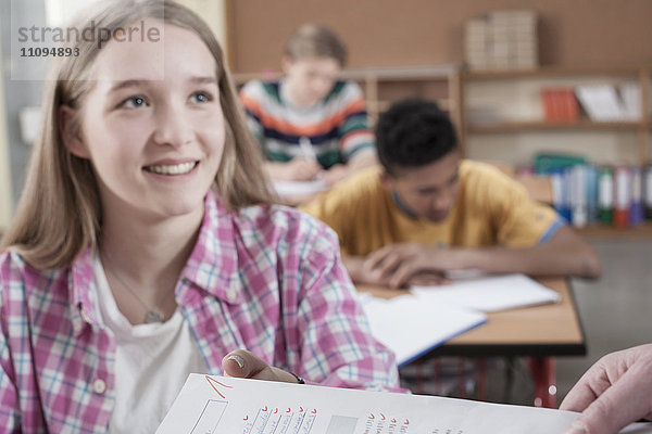 Glückliche Studentin bei der Entgegennahme ihres Testergebnisses  Bayern  Deutschland