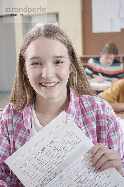 Glückliche Studentin mit ihrem Prüfungsergebnis  Bayern  Deutschland