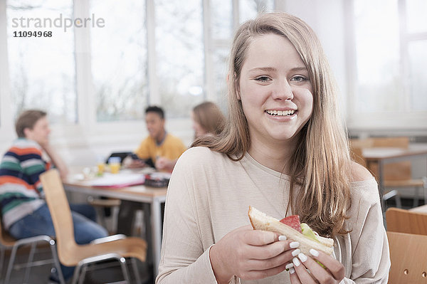 Universitätsstudent beim Mittagessen in der Mensa  Bayern  Deutschland