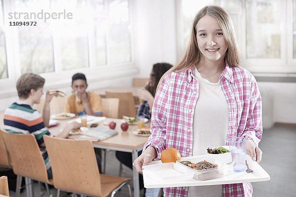 Universitätsstudenten beim Mittagessen in der Mensa  Bayern  Deutschland