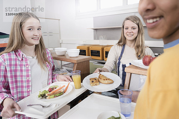 Universitätsstudenten beim Mittagessen in der Mensa  Bayern  Deutschland