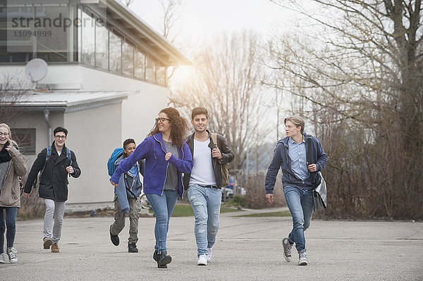 Universitätsstudenten verlassen das Schulgebäude  Bayern  Deutschland