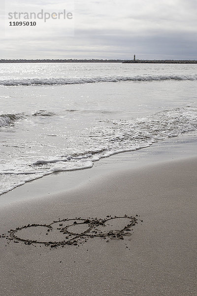 Zwei in Sand gezeichnete Herzformen am Strand  Viana do Castelo  Region Norte  Portugal