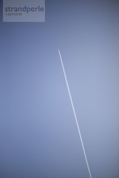 Niedriger Blickwinkel eines Flugzeugs am Himmel  Renesse  Schouwen-Duiveland  Zeeland  Niederlande