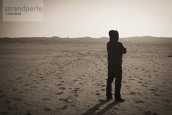 Rückansicht eines reifen Mannes in der Wüste  Renesse  Schouwen-Duiveland  Zeeland  Niederlande