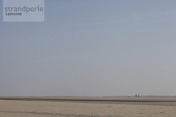 Zwei Freunde spielen Boule am Strand  Renesse  Schouwen-Duiveland  Zeeland  Niederlande