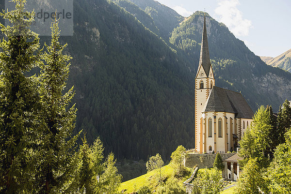 Kirche St. Vinzenz mit Berg im Hintergrund  Heiligenblut  Kärnten  Österreich