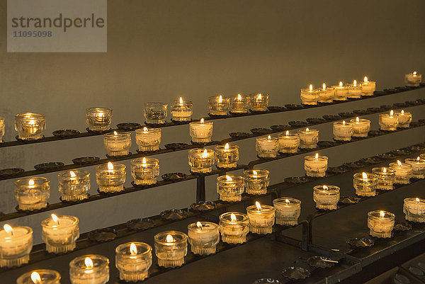 Brennende Kerzen in einer Kirche  Kärnten  Österreich