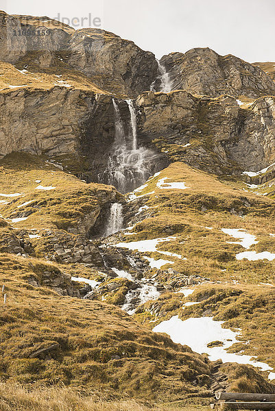 Niedriger Blickwinkel auf den Wasserfall  Großglockner  Österreichische Alpen  Kärnten  Österreich