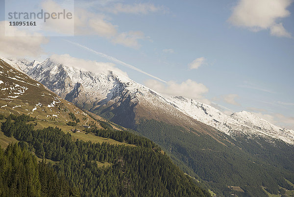 Tiefblick auf das Großglocknergebirge gegen bewölkten Himmel  Österreichische Alpen  Kärnten  Österreich