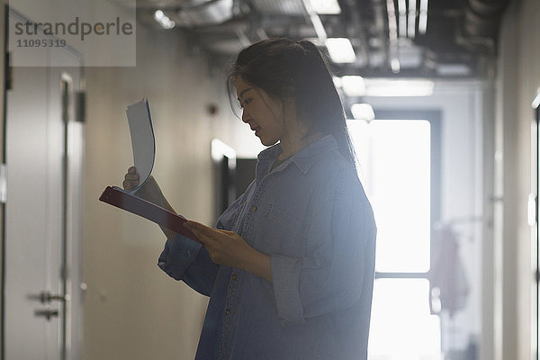 Junge Ingenieurin bei der Arbeit in einer Industrieanlage  Freiburg im Breisgau  Baden-Württemberg  Deutschland