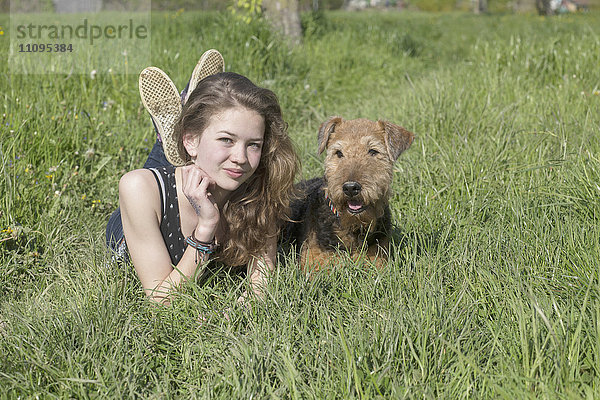 Teenagerin im Park mit ihrem Hund  Freiburg im Breisgau  Baden-Württemberg  Deutschland