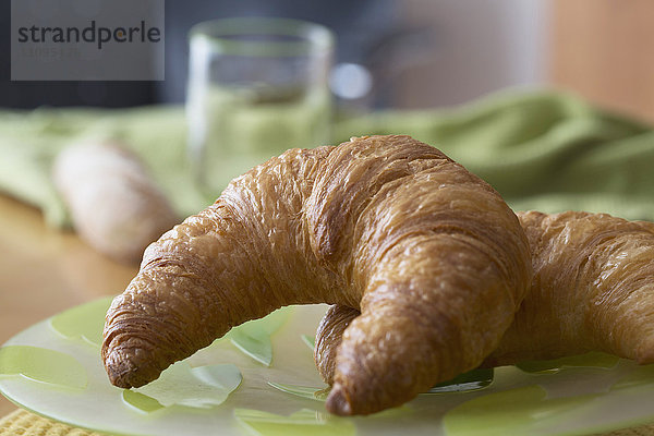 Nahaufnahme von Croissants auf einem Teller  Freiburg im Breisgau  Baden-Württemberg  Deutschland