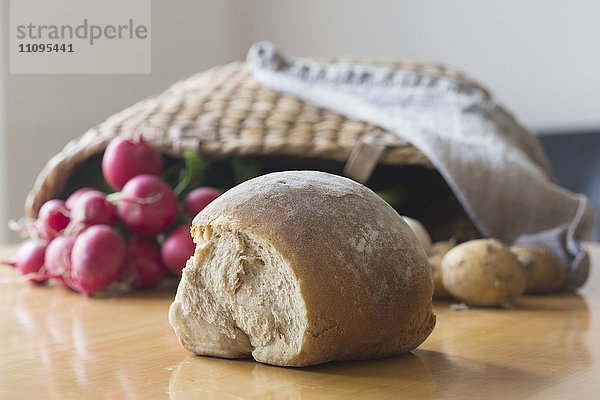 Laib Brot und Beutel mit Gemüse auf einem Tisch  Freiburg im Breisgau  Baden-Württemberg  Deutschland