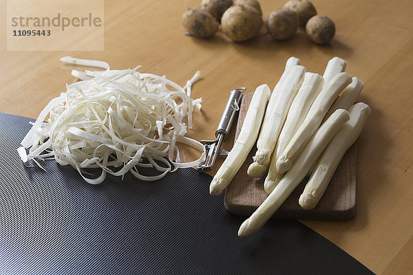 Geschälter Spargel mit Schälmaschine und Kartoffeln auf dem Tisch  Freiburg im breisgau  Baden-württemberg  Deutschland