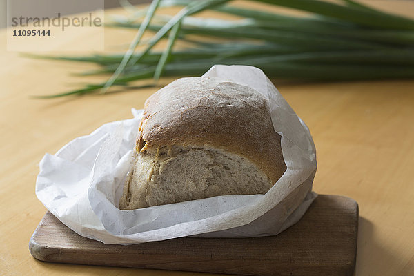 In Papier eingewickelter Brotlaib auf dem Tisch  Freiburg im breisgau  Baden-württemberg  Deutschland