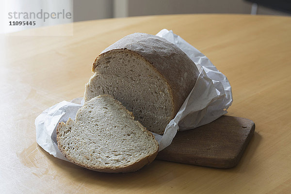 In Papier eingewickelter Brotlaib auf dem Tisch  Freiburg im breisgau  Baden-württemberg  Deutschland