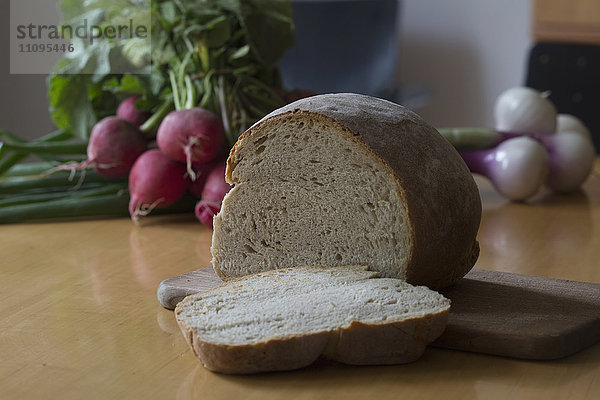 Nahaufnahme von halbiertem Brot und Gemüse auf einem Tisch  Freiburg im Breisgau  Baden-Württemberg  Deutschland