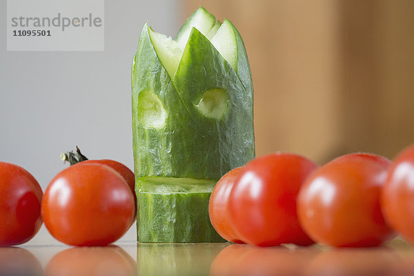 Salatgurke mit Tomaten auf dem Tisch