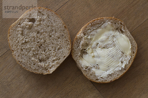 Brot mit Butter auf einem Laib und ohne auf dem anderen