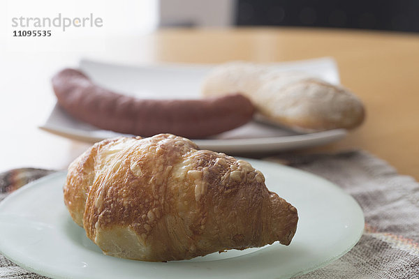 Nahaufnahme eines auf einem Teller servierten Croissants  Freiburg im Breisgau  Baden-Württemberg  Deutschland