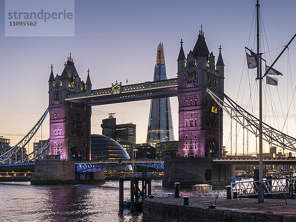 Tower Bridge und The Shard  London  England  Großbritannien  Europa