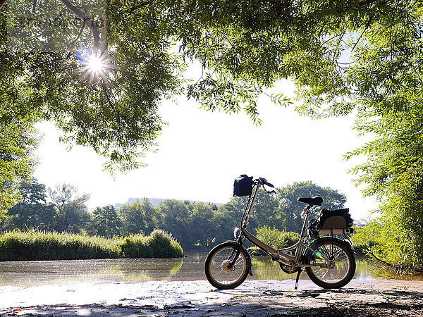 Fahrrad am Ufer  Main  Unterfranken  Bayern  Deutschland  Europa