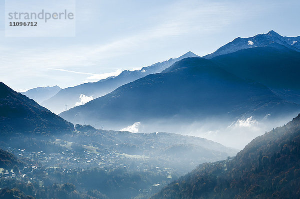 Blick auf Venthon  Französische Alpen  Savoie  Rhone Alpes  Frankreich  Europa